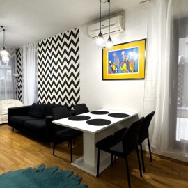 KIADÓ KIRÁLY UDVAR